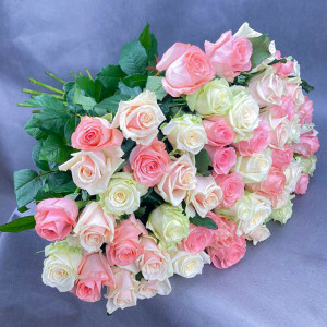 Аромат нежности - букет из высоких белых и розовых роз (60-70см)